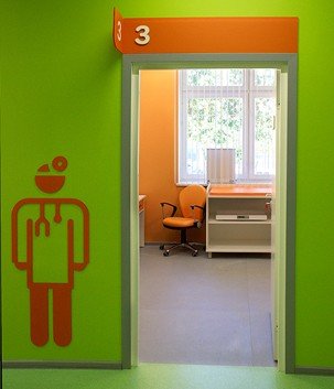 Вход в кабинет терапевта в клинике Доктор Рядом в Северном Тушино