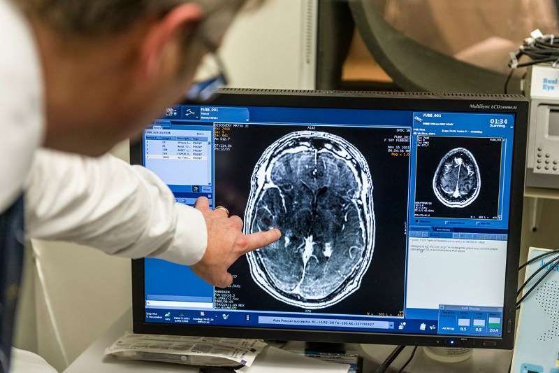 Доктор следит за проведением обследования узи головного мозга